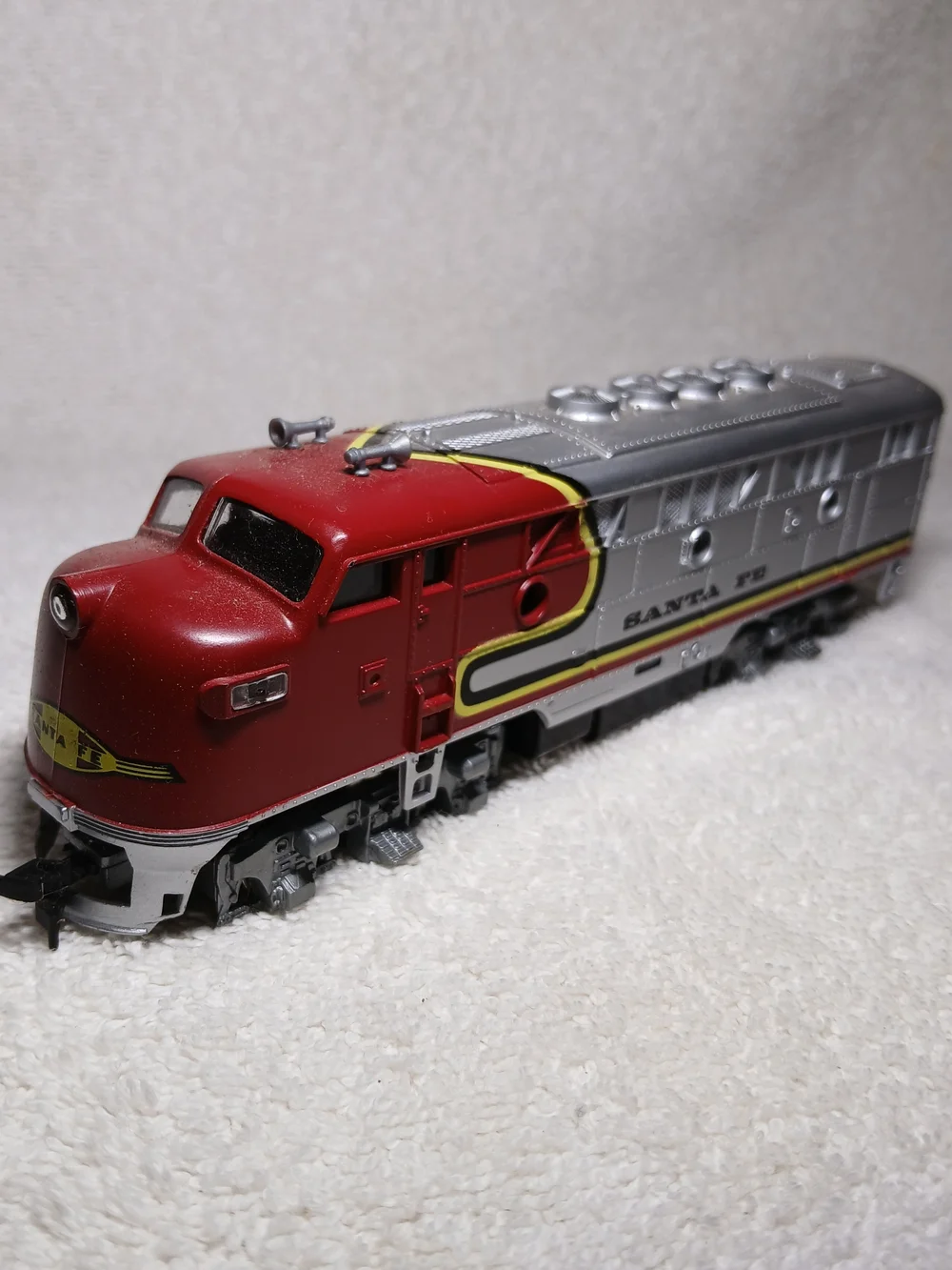 Santa Fe Red & Silver Toy Train Locomotive - Classic Rail Engine.